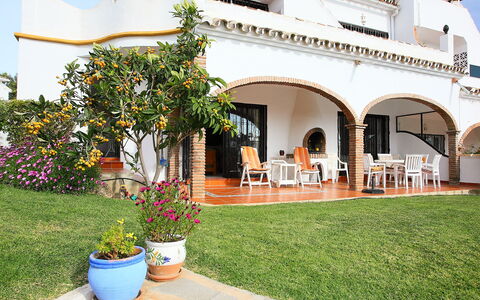 Villa Cielo: Pflanze, Blume, Gebäude, Blumentopf, Himmel, Zimmerpflanze, Schatten, Gras, Haus, Freizeit