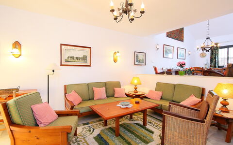 Villa Cielo: Couch, Eigentum, Möbel, Tabelle, Bilderrahmen, Beleuchtung, Dekoration, Interior Design, Wohnzimmer, Pflanze