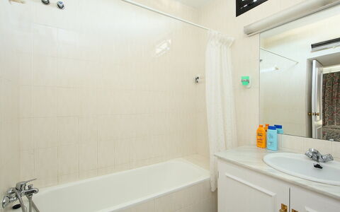 Villa Cielo: Spiegel, Armatur, Sinken, Eigentum, Zapfhahn, Weiss, Badezimmerschrank, Badewanne, Dusche, Badezimmer
