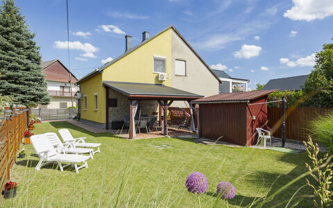 Hibiscus: Haus, Wohngebiet, Dach, Zuhause, Hütte, Garten, Tür, Hinterhof, Veranda, Garten