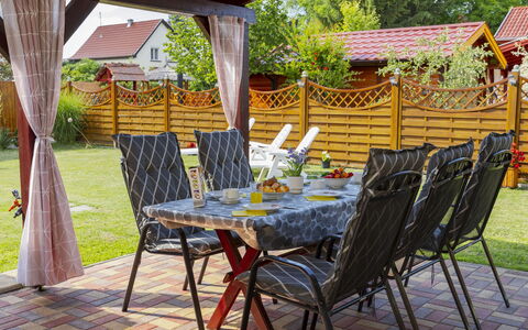 Hibiscus: Möbel, Gartenmöbel, Tisch Im Freien, Stuhl, Garten, Hinterhof, Schatten, Terrasse, Holzbeize, Rasen