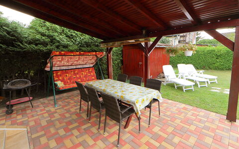 Hibiscus: Möbel, Eigentum, Pflanze, Tabelle, Gebäude, Stuhl, Schatten, Holz, Gartenmöbel, Interior Design
