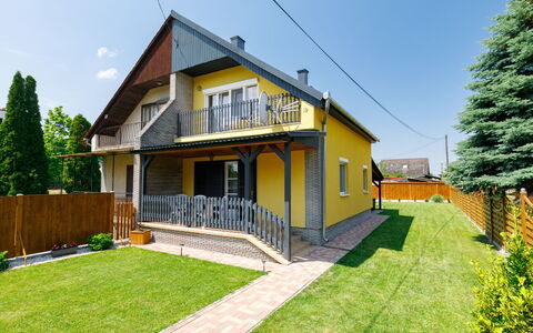 Hibiscus: Gebäude, Pflanze, Himmel, Fenster, Baum, Haus, Veranda, Grundstueck, Gras, Hütte