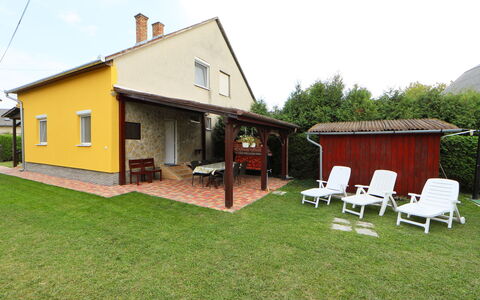 Hibiscus: Himmel, Gebäude, Pflanze, Fenster, Wolke, Baum, Haus, Grundstueck, Gras, Schatten
