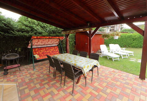 Hibiscus: Möbel, Eigentum, Pflanze, Tabelle, Gebäude, Stuhl, Schatten, Holz, Gartenmöbel, Interior Design