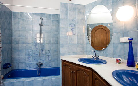 Luz Y Paz: Badezimmer, Blau, Zimmer, Eigentum, Fliese, Interior Design, Gebäude, Die Architektur, Grundeigentum, Zapfhahn