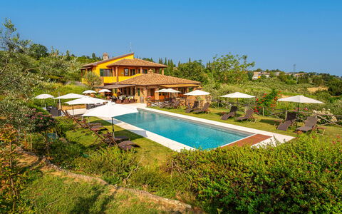 Villa Amadeo: Himmel, Wasser, Pflanze, Schwimmbad, Natürliche Landschaft, Schatten, Rechteck, Gebäude, Gartenmöbel, Arecales