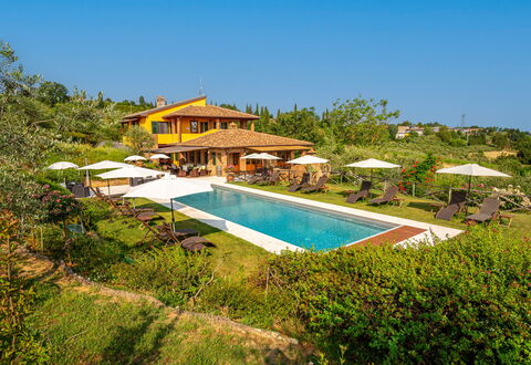 Villa Amadeo: Himmel, Wasser, Pflanze, Schwimmbad, Natürliche Landschaft, Schatten, Rechteck, Gebäude, Gartenmöbel, Arecales