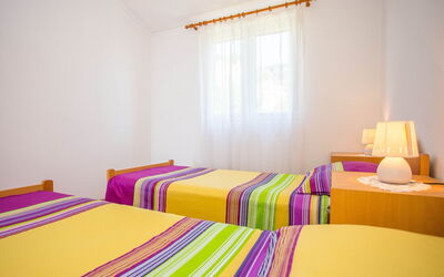 Ruža 412.1: Bett, Zimmer, Schlafzimmer, Bettdecke, Möbel, Gelb, Eigentum, Bettrahmen, Interior Design, Bedding