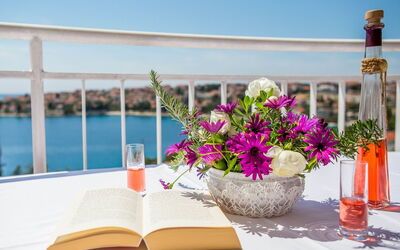 Ruža 412.2: Eigentum, Zimmer, Urlaub, Möbel, Interior Design, Tabelle, Blume, Grundeigentum, Resort, Restaurant