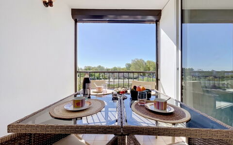 Le Grau du Roi 135: Küche & Esszimmer Tisch, Decke, Hartholz, Stuhl, Holzbeize, Balkon, Design, Esszimmer, Holzboden, Aluminium
