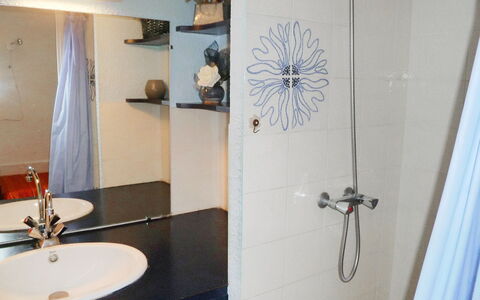 Le Grau du Roi 135: Badezimmer, Eigentum, Zimmer, Zapfhahn, Fliese, Wand, Interior Design, Armatur, Bad Sink, Haus