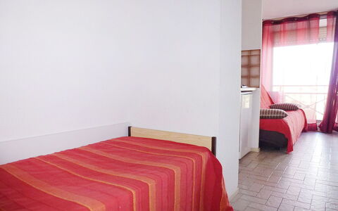 Le Grau du Roi 135: Schlafzimmer, Zimmer, Möbel, Eigentum, Bett, Rot, Bettdecke, Interior Design, Rosa, Wand