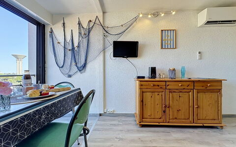 Le Grau du Roi 135: Interior Design, Möbel, Beleuchtung, Decke, Light Fixture, Zimmer, Fussboden, Wohnung, Stuhl, Wohnzimmer