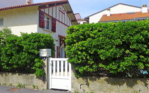 Jean Michel: Pflanze, Gebäude, Eigentum, Fenster, Himmel, Haus, Grundstueck, Vegetation, Nachbarschaft