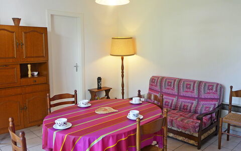 Jean Michel: Schlafzimmer, Zimmer, Möbel, Bett, Eigentum, Bettdecke, Interior Design, Bettrahmen, Gebäude, Tabelle