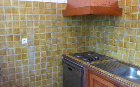 Jean Michel: Fliese, Countertop, Eigentum, Zimmer, Küche, Fussboden, Flooring, Wand, Cabinetry, Möbel