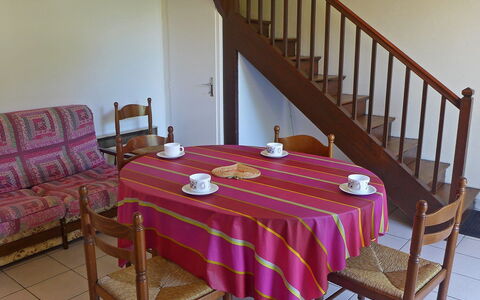 Jean Michel: Möbel, Zimmer, Tischdecke, Eigentum, Tabelle, Rosa, Esszimmer, Stuhl, Haus, Textil