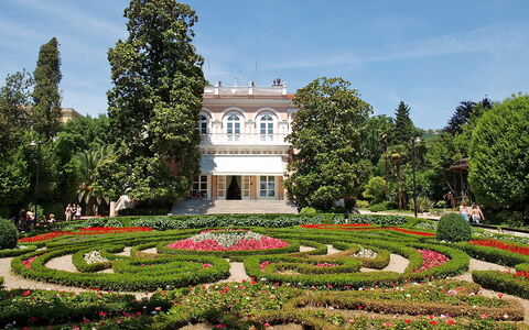 Opatija 106: Blume, Pflanze, Himmel, Gebäude, Pflanzengemeinschaft, Natur, Baum, Botanik, Hecke, Wolke
