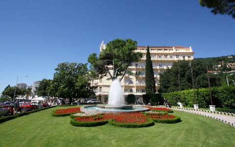 Opatija 106: Himmel, Pflanze, Gebäude, Natur, Baum, Botanik, Brunnen, Urban Design, Gras, Freizeit