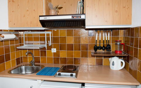 Saint Cyr sur Mer la Madrague 100: Countertop, Zimmer, Küche, Cabinetry, Eigentum, Möbel, Regal, Fliese, Herd, Haus