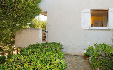 Saint Cyr sur Mer la Madrague 100: Vegetation, Grün, Eigentum, Gelb, Wand, Haus, Pflanze, Grundeigentum, Strauch, Baum