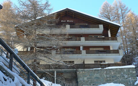 Memory: Himmel, Gebäude, Schnee, Baum, Steigung, Holz, Haus, Einfrieren, Fassade, Dach
