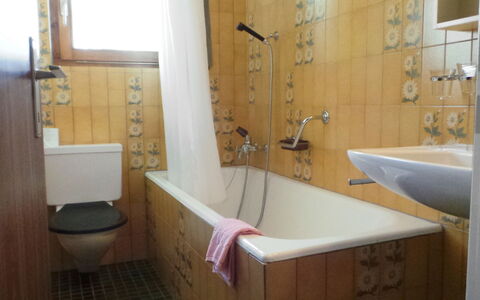 Memory: Badezimmer, Zimmer, Eigentum, Badewanne, Armatur, Fliese, Wand, Zapfhahn, Interior Design, Fussboden