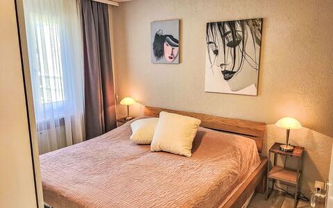 Collina Verde B: Möbel, Bett, Schlafzimmer, Interior Design, Bedding, Wand, Bettdecke, Fussboden, Holz, Flooring