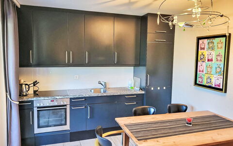 Collina Verde B: Möbel, Flooring, Interior Design, Fussboden, Küche, Holz, Countertop, Cabinetry, Küchengerät, Stuhl