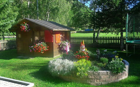 Amara: Garten, Garten, Eigentum, Gras, Zuhause, Haus, Natürliche Landschaft, Hinterhof, Rasen, Hütte