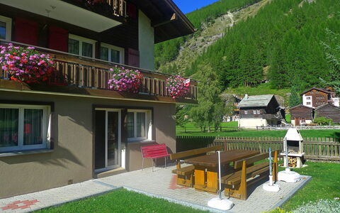Amara: Eigentum, Haus, Gebäude, Zuhause, Gras, Grundeigentum, Die Architektur, Baum, Zimmer, Garten