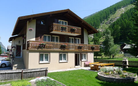 Amara: Pflanze, Himmel, Gebäude, Eigentum, Fenster, Rad, Haus, Baum, Grundstueck