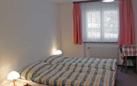 Amara: Schlafzimmer, Bett, Möbel, Zimmer, Eigentum, Bettrahmen, Bettdecke, Fensterabdeckung, Fensterbehandlung, Wand