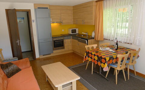 Amara: Zimmer, Möbel, Eigentum, Interior Design, Gebäude, Wohnzimmer, Fussboden, Gelb, Haus, Esszimmer