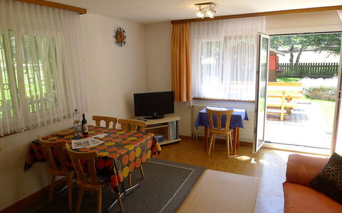 Amara: Zimmer, Eigentum, Möbel, Gebäude, Interior Design, Wohnzimmer, Haus, Fussboden, Tabelle, Decke