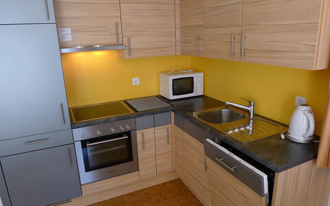 Amara: Countertop, Küche, Zimmer, Cabinetry, Eigentum, Herd, Möbel, Major Appliance, Gelb, Fussboden