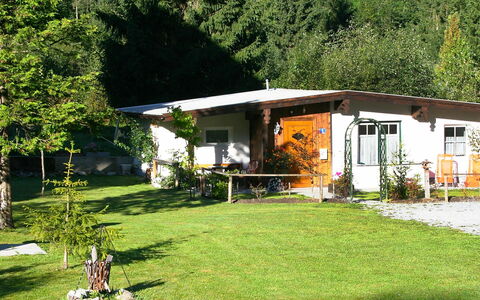 Keil: Eigentum, Haus, Garten, Zuhause, Gebäude, Hinterhof, Gras, Rasen, Hütte, Grundeigentum