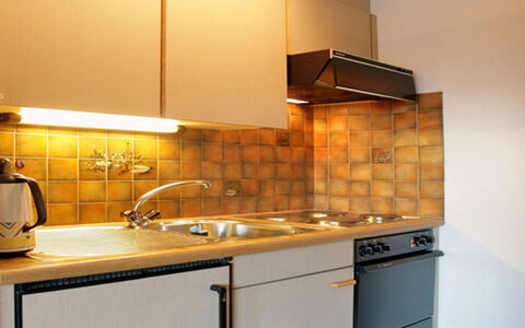 Leukerbad 550: Countertop, Cabinetry, Eigentum, Küche, Zimmer, Möbel, Sinken, Beleuchtung, Herd, Gelb