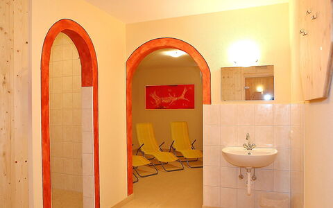 Mayrhofen 700: Spiegel, Gebäude, Eigentum, Sinken, Armatur, Zapfhahn, Bad Sink, Die Architektur, Badezimmer, Interior Design