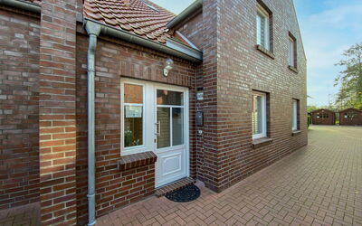 Norddeich 120: Eigentum, Fenster, Himmel, Holz, Mauerwerk, Strassenbelag, Backstein, Gebäude, Nachbarschaft