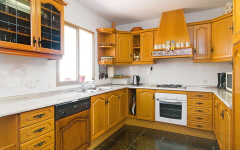 Salto del Monte: Countertop, Cabinetry, Küche, Zimmer, Gelb, Möbel, Eigentum, Gebäude, Orange, Interior Design