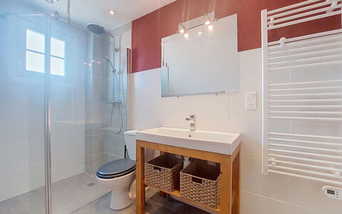 Sables Blancs: Badezimmer, Armatur, Flooring, Interior Design, Wand, Fussboden, Bad Sink, Zapfhahn, Decke, Sinken