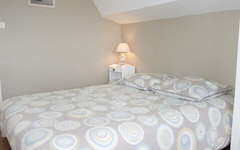 Sables Blancs: Schlafzimmer, Bett, Möbel, Bettdecke, Zimmer, Bedding, Eigentum, Bettrahmen, Matratze, Wand