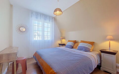 Sables Blancs: Bett, Interior Design, Schlafzimmer, Bedding, Möbel, Bettdecke, Fussboden, Holz, Linens, Decke