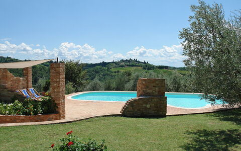 Il Casolarino: Schwimmbad, Eigentum, Natürliche Landschaft, Grundeigentum, Gras, Baum, Urlaub, Haus, Hinterhof, Himmel