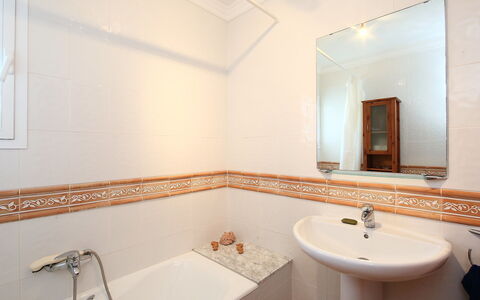 Pla del Mar: Badezimmer, Eigentum, Zimmer, Interior Design, Zapfhahn, Fliese, Badewanne, Wand, Gebäude, Haus