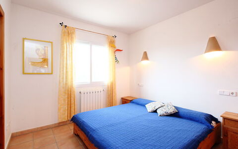 Pla del Mar: Schlafzimmer, Bett, Zimmer, Möbel, Eigentum, Bettdecke, Bettrahmen, Gebäude, Interior Design, Fussboden