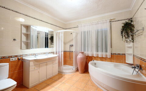 Sara: Badezimmer, Zimmer, Eigentum, Fliese, Interior Design, Fussboden, Badewanne, Gebäude, Grundeigentum, Haus