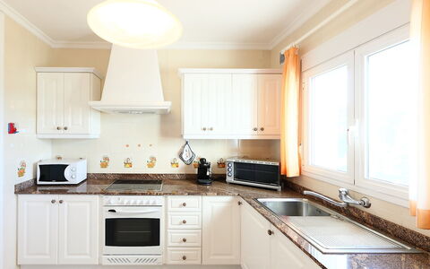 Sara: Countertop, Zimmer, Eigentum, Küche, Möbel, Cabinetry, Interior Design, Decke, Fussboden, Gebäude